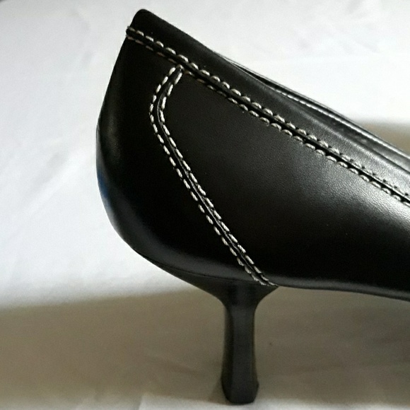Cole Haan Black Leather Pump - Picture 3 of 8